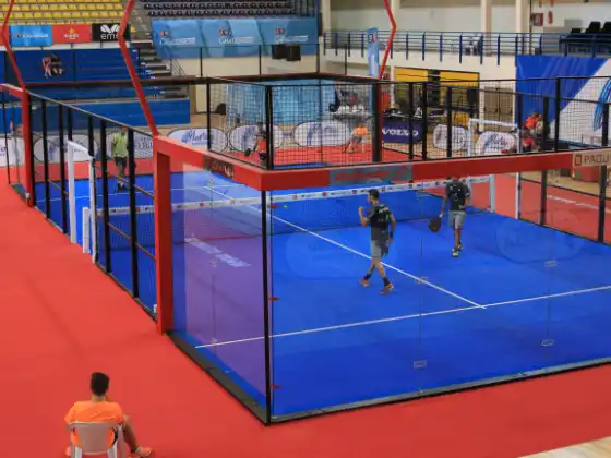 MS Paquito Navarro Center Court mit rotem Frame und Schiedsrichterstuhl in Indoor-Arena