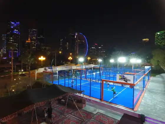 MS Paquito Navarro Center Court bei Nacht mit Doha Skyline und Lounge-Bereich