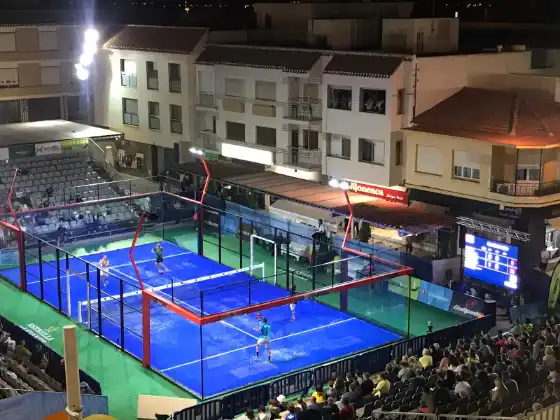 MS Paquito Navarro Center Court bei Nacht im Dorfsetting mit Zuschauerrängen und Score-Tafel