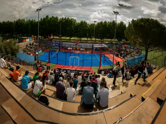 MS Paquito Navarro Center Court im Two-way Format mit Tribüne und dramatischem Himmel