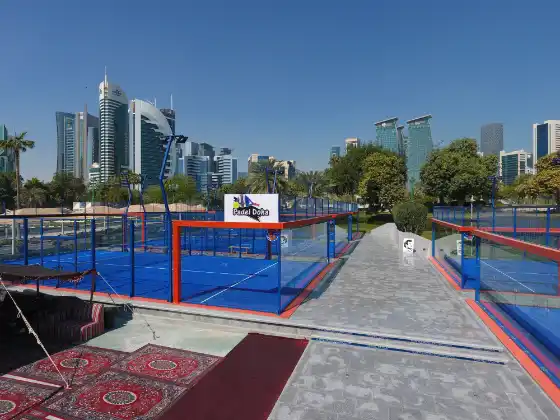 MS Paquito Navarro Padelplatz mit Padel Doha Branding und orientalischer Lounge-Atmosphäre