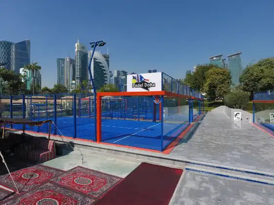 MS Paquito Navarro Padelplatz mit Padel Doha Branding und orientalischer Lounge-Atmosphäre
