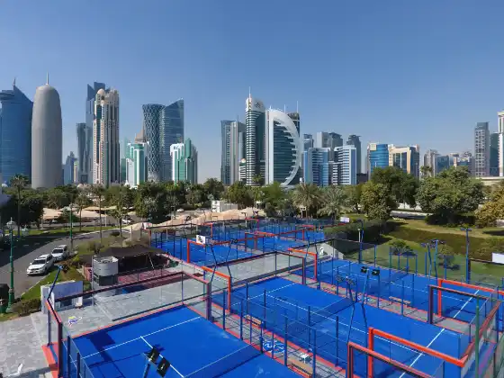 MS Paquito Navarro Padelplatz mit Padel Doha Branding und orientalischer Lounge-Atmosphäre