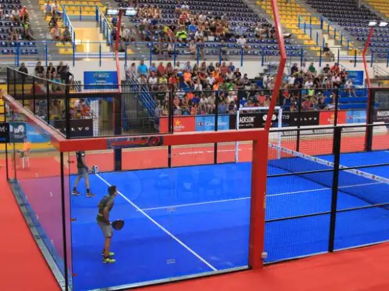 MS Paquito Navarro Two-way Center Court mit rot-blauer Spielfläche und voll besetzter Tribüne