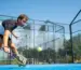 Padelspieler beim Padel allein trainieren mit tiefem Defensiv-Schlag und gelbem Ball