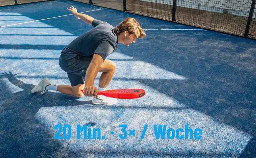 Padel Fitness - Spieler in dynamischer Seitwärtsbewegung auf dem Court