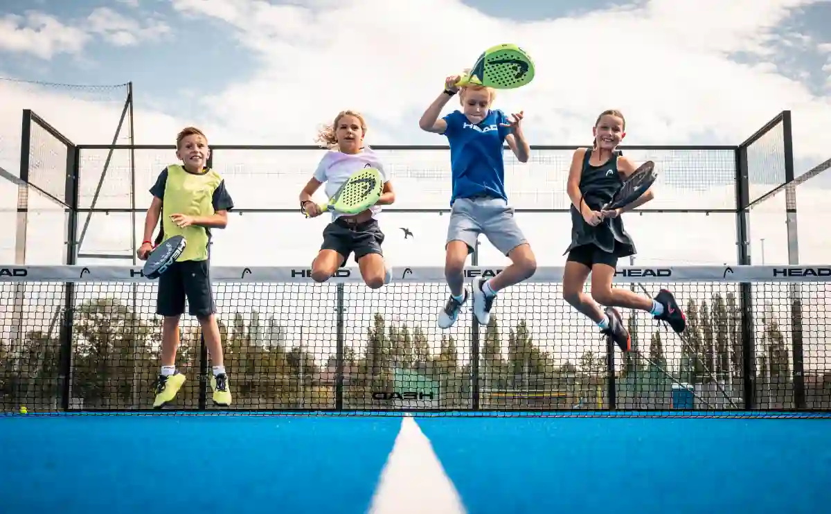 Padel Fitness - Kinder beim Training auf dem Padel-Court