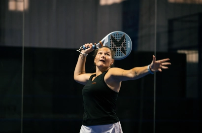Padel Fitness - Aranza osoro beim Überkopfschlag mit Rotation als Core-Übung