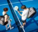 Zwei Padel-Spieler beim Padel Trainingsplan auf dem Court mit Padeltaschen und Schläger