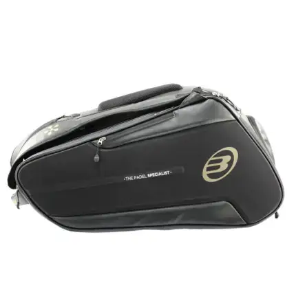 Schwarze Bullpadel Hack Premier Padel Bag Seitenansicht geschlossen mit goldenem Bullpadel B-Logo und Premier Padel Schriftzug semi-rigide Seitenstruktur
