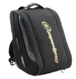 Bullpadel Hack Premier Padel Bag als Rucksack aufrecht stehend von vorne mit gepolsterten Rucksackgurten grossem goldenem Bullpadel B-Logo