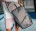 Hochwertige Padeltasche von HEAD mit Padelschläger auf dem blauen Padelcourt
