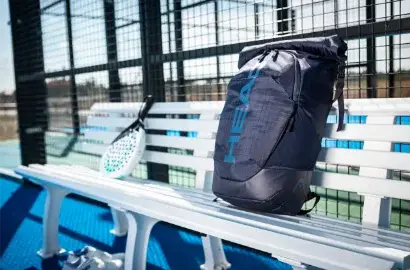 Hochwertige Pro Padeltasche mit großem Volumen auf einer Spielbank im Padelcourt