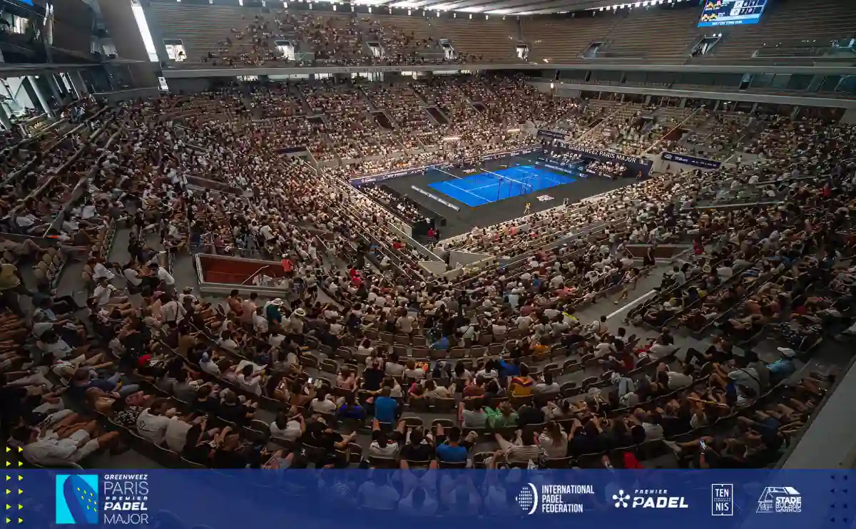 Ausverkauftes Stadion mit tausenden Zuschauern beim Greenweez Paris Premier Padel Major mit blauem Centre Court