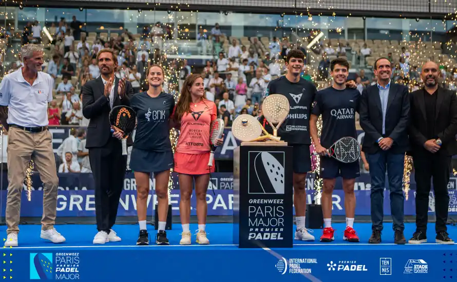 Siegerehrung beim Greenweez Paris Premier Padel Major mit Damen- und Herren-Siegern, Pokal und Feuerwerk