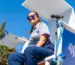 Padel Schiedsrichter sitzt erhöht am Netz und leitet ein Spiel