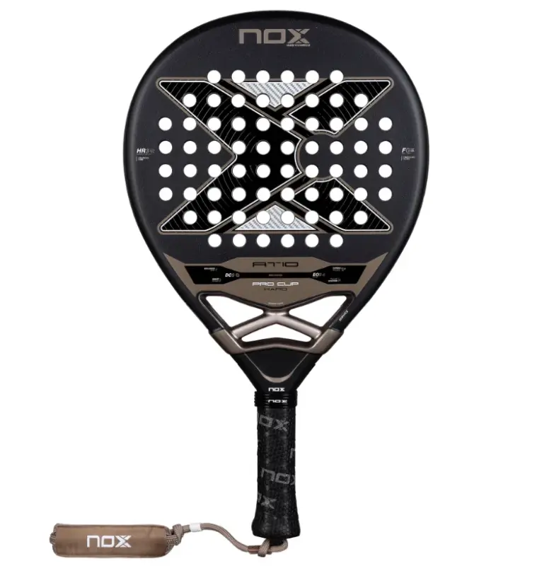 Schwarzer Nox AT10 Pro Cup Hard 2026 Padelschlaeger Vorderseite in Tropfenform mit weissem NOX-Logo