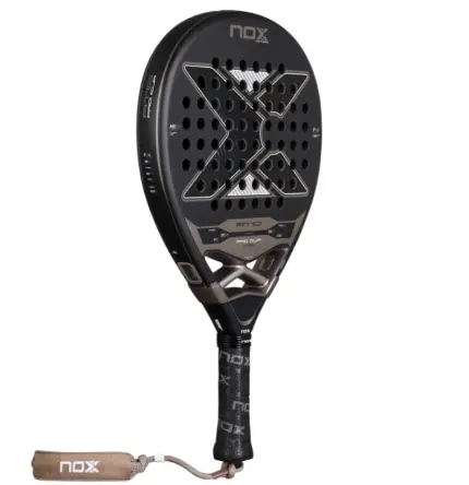 NOX AT10 Pro Cup Hard 2026 Padelschläger schräg von vorne mit schwarzem Rahmen und AT10 Pro Cup Schriftzug am Rand