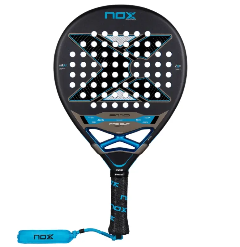 Schwarzer Nox AT10 Pro Cup Soft 2026 Padelschlaeger Vorderseite in Tropfenform mit blauem NOX-Logo und Handschlaufe