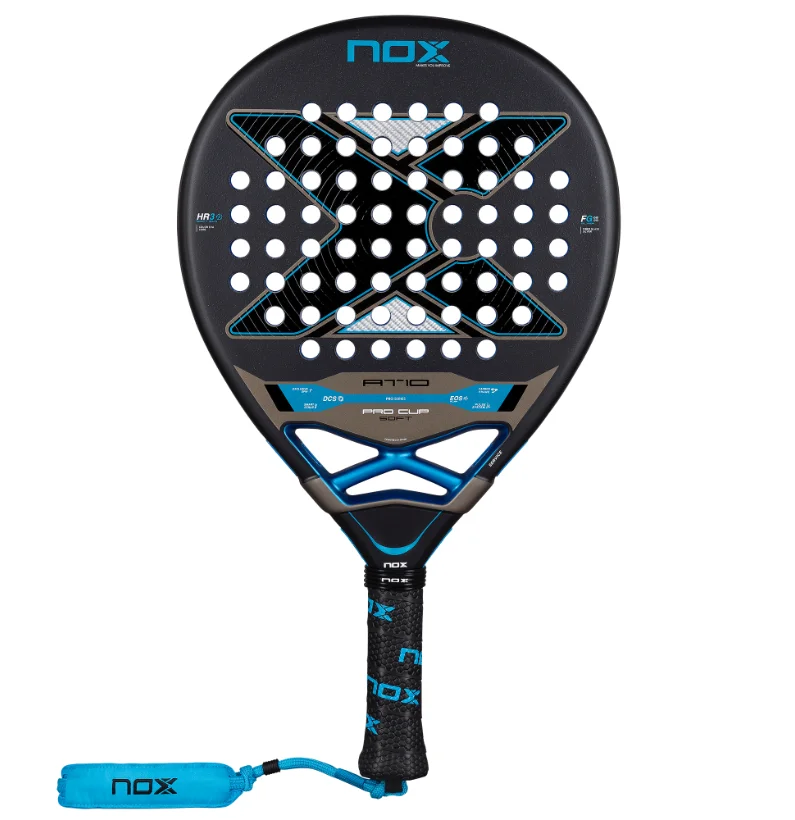 Nox AT10 Pro Cup Soft 2026 – Vorderseite Schwarzer Nox AT10 Pro Cup Soft 2026 Padelschlaeger Vorderseite in Tropfenform mit blauem NOX-Logo und Handschlaufe