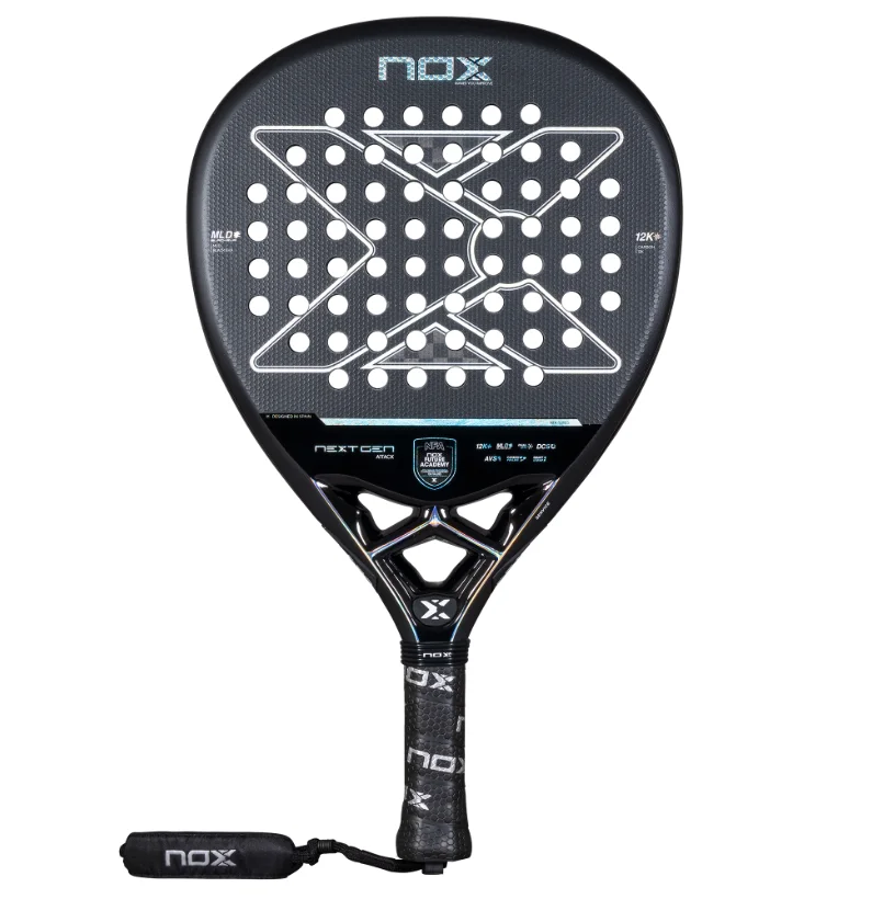 Nox NextGen Pro Attack 12K NFA 2026 – Vorderseite Schwarzer Nox NextGen Pro Attack 12K NFA 2026 Padelschlaeger Vorderseite in Diamant-Form mit X-Design und NOX-Logo