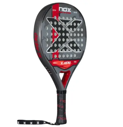 NOX X-Hero Red 2026 Padelschläger schräg von vorne mit dunkelgrauem Rahmen und rotem X-Hero Schriftzug