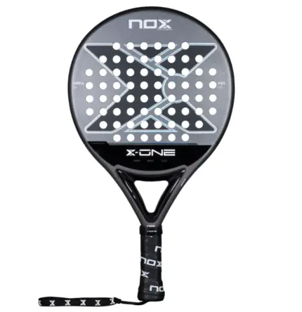 Schwarzer Nox X-One 2026 Padelschlaeger Vorderseite in Rundform mit silbernem X-Design und X-ONE Schriftzug