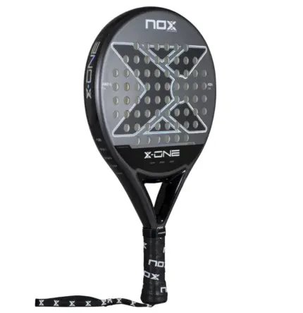 NOX X-ONE Padelschläger schräg von vorne mit schwarzem Rahmen und schimmerndem X-ONE Schriftzug an der Seite