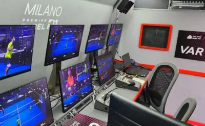 VAR-Raum beim Video Review im Padel mit Monitoren aus mehreren Kameraperspektiven