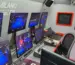 VAR-Raum beim Video Review im Padel mit Monitoren aus mehreren Kameraperspektiven