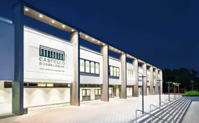 Außenansicht des beleuchteten CASTELLO Düsseldorf bei Nacht – Austragungsort des CUPRA Germany Premier Padel P2 Turniers 2026.