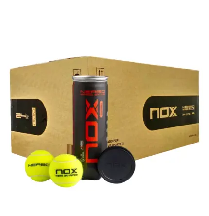 NOX Nerbo Padelbälle Karton aus brauner Pappe mit NOX Etikett und davor eine Nerbo Dose mit zwei gelben Bällen
