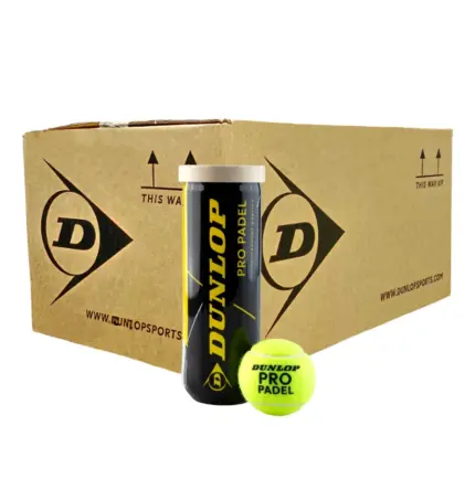 Pro Padel 3er Dose und gelber Ball vor einem braunen Dunlop Karton mit Dunlop Logo