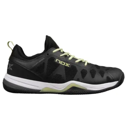 NOX Nerbo Padelschuh in Schwarz mit Soft Lime Schnürsenkeln von der Außenseite mit weißer Zwischensohle