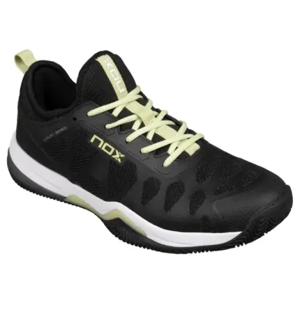NOX Nerbo Padelschuh Schwarz Soft Lime schräg von vorne mit limettenfarbenen Schnürsenkeln