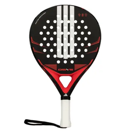 adidas Drive Black 2026 Padelschläger von vorn mit drei weißen Streifen auf schwarzer Fläche und roten Akzenten