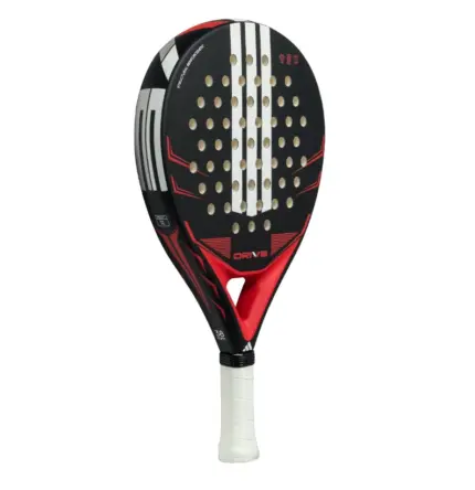 adidas Drive Black 2026 Padelschläger schräg von links mit schwarzem Rahmen und roten Akzenten