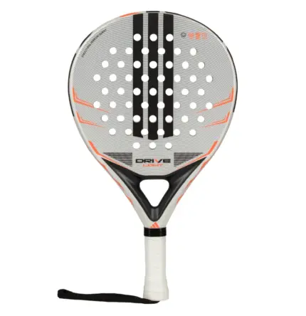 adidas Drive Light 2026 Padelschläger von vorn mit hellgrauer Fläche sowie schwarzen Streifen und orangen Akzenten
