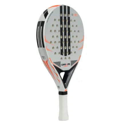 adidas Drive Light 2026 Padelschläger schräg von links mit weißem Rahmen und orangen Akzenten
