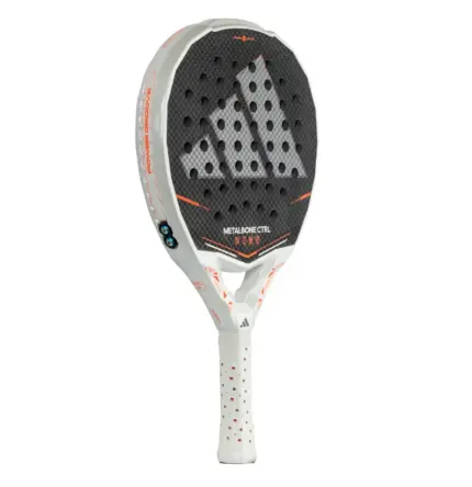 adidas Metalbone CTRL 2026 Padelschläger schräg von links mit Aufdruck POWER GROOVE und zwei blauen Gewichtsschrauben