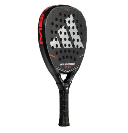 adidas Metalbone Carbon 2026 Padelschläger schräg von links mit rotem Rahmenschriftzug und grauem adidas Logo