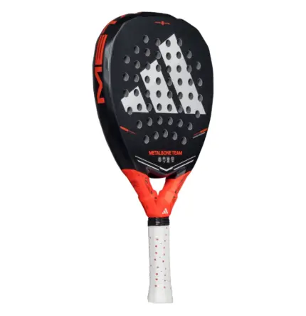 adidas Metalbone Team 2026 Padelschläger schräg von links mit rotem Rahmenschriftzug und roter Herzpartie