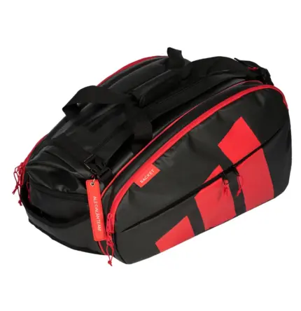 adidas Multigame Black/Red Ale Galán Racket Bag 2026 schräg mit RACKET Aufnäher und ALE GALÁN TEAM Anhänger