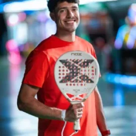 Agustin Tapia haelt lachend seinen NOX AT10 Genius Padelschlaeger - NOX Markenbotschafter und Weltklasse-Padelspieler fuer Padel4Players