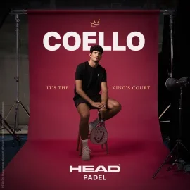 Arturo Coello sitzt vor rotem Hintergrund mit HEAD Padelschlaeger - "IT'S THE KING'S COURT" - HEAD Padel Coello Kampagnenbild fuer Padel4Players